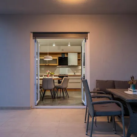 House Mareta - Outdoor Swimming Pool, 4 Bedrooms, Wifi Jadrija