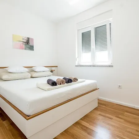 House Mareta - Outdoor Swimming Pool, 4 Bedrooms, Wifi *