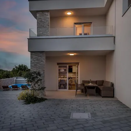 House Mareta - Outdoor Swimming Pool, 4 Bedrooms, Wifi Jadrija