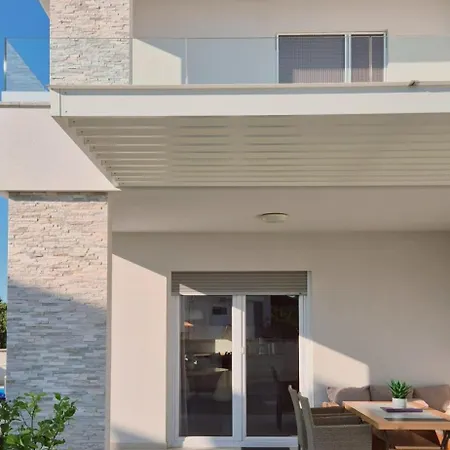 House Mareta - Outdoor Swimming Pool, 4 Bedrooms, Wifi * Jadrija