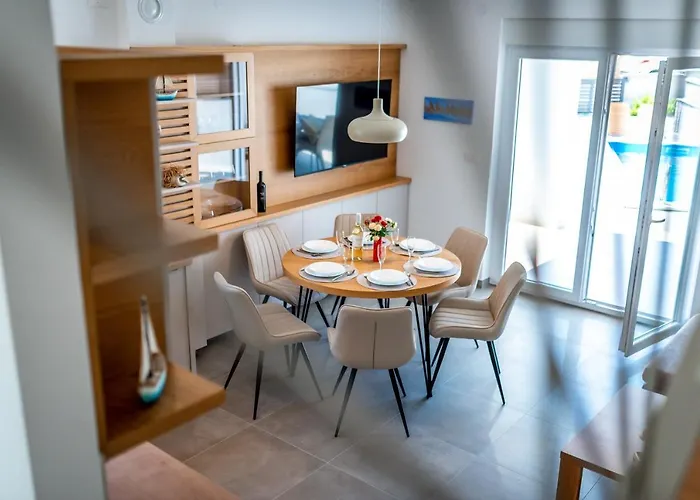 House Mareta - Outdoor Swimming Pool, 4 Bedrooms, Wifi *