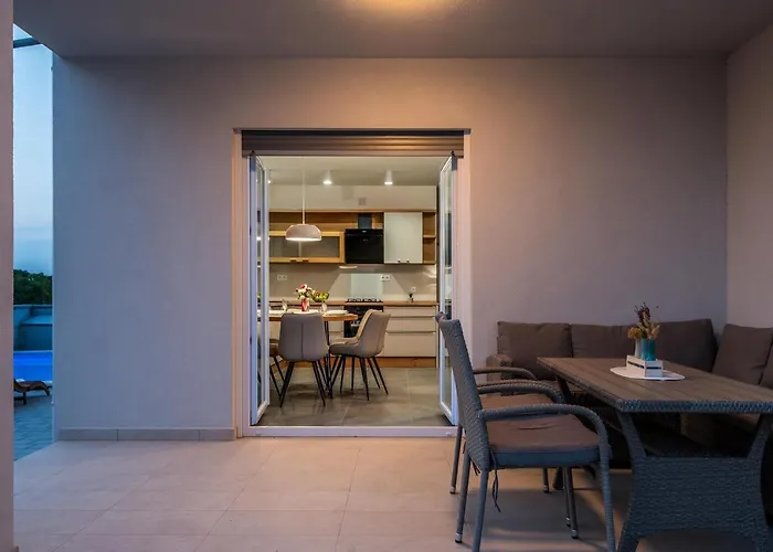 House Mareta - Outdoor Swimming Pool, 4 Bedrooms, Wifi Jadrija