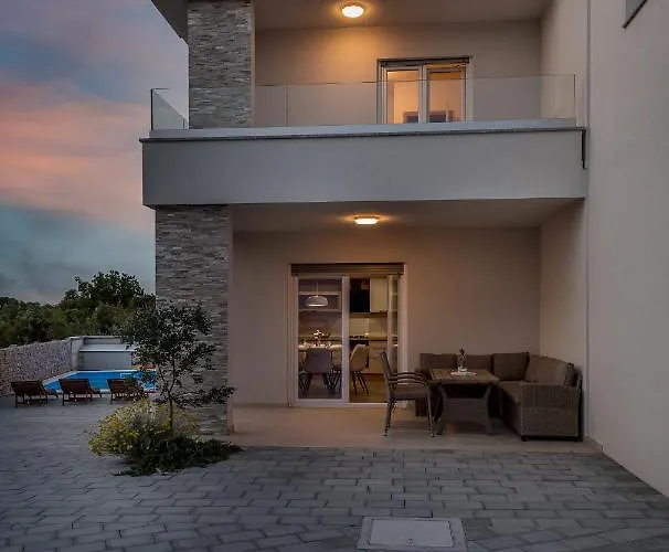 House Mareta - Outdoor Swimming Pool, 4 Bedrooms, Wifi Jadrija